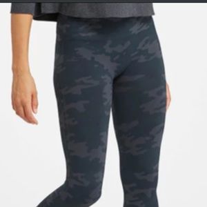 Spanx Leggings Gray Camo Womans Size Medium